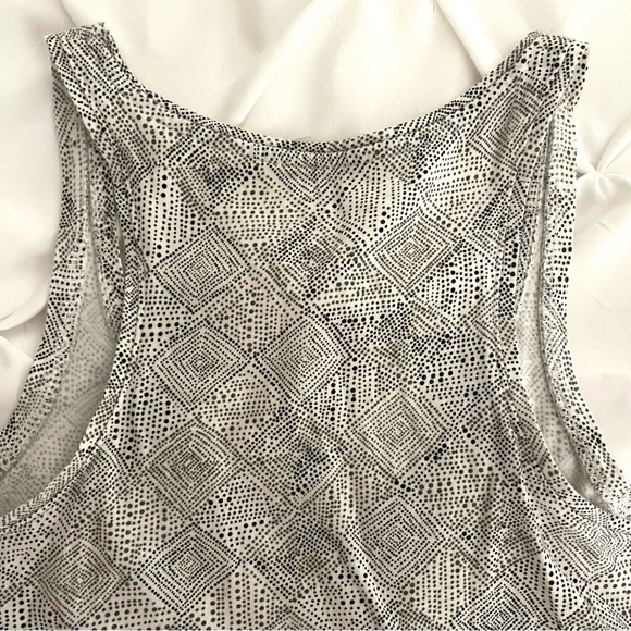Old Navy Active Relaxed Geometric Print Tank Top, Women’s Size Extra Small - Picture 4 of 5